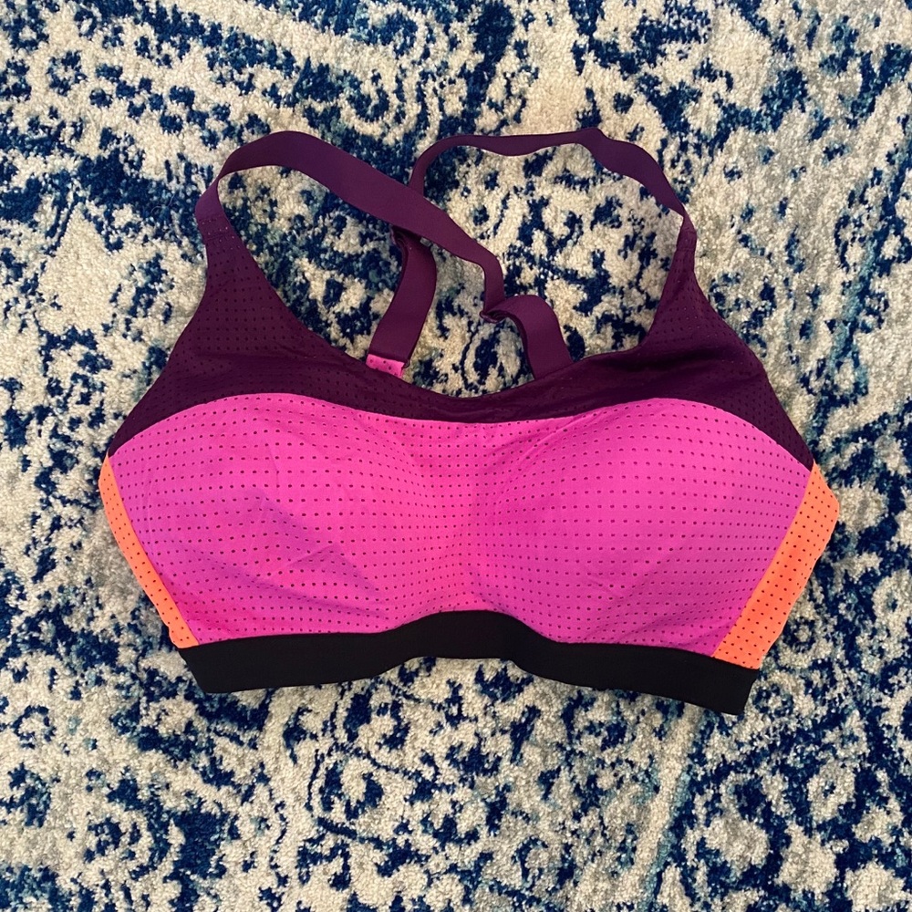 Victoria’s Secret 32DD sports bra